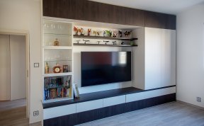 Návrh a realizace obýváku se sklopnou postelí v Pelhřimovské ulici