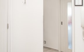 místo dveří vznikla věšáková stěna