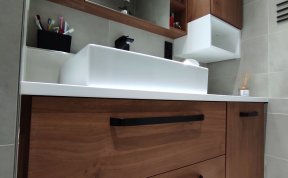 Návrh a realizace panelákové koupelny a samostatného WC