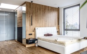 Realizace dámské ložnice s vestavnou šatnou a pracovnou