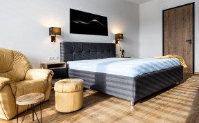 Realizace pánské ložnice se skrytou televizí