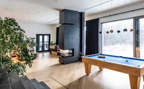 Realizace kuchyně, prostorného obýváku s kulečníkem a vstupní haly