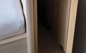 V čele postele vznikl úložný prostor