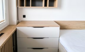 Komodu doplnila knihovna