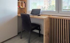 Na pracovní kout navazuje lištový kryt radiátoru