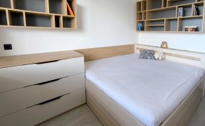 Prostornou komodu doplnila knihovna