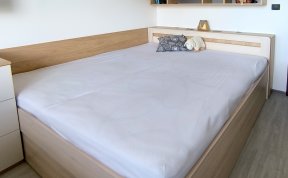 Původní postel doplnila knihovna