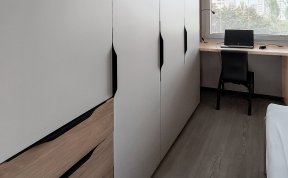 V ložnici vznikla sestava skříní