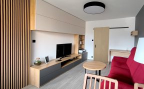 Lišty oddělily také kuchyň od obýváku