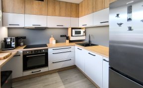 Kuchyň doplnily nádstavce, nové dvířka i pracovní deska