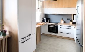 Vzniklá spížní skříň, která překryla trubky