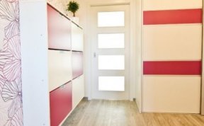 Růžovo bílá vstupní hala v panelákovém bytě