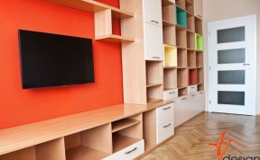 Obývák v bukové dýze oživený oranžovou